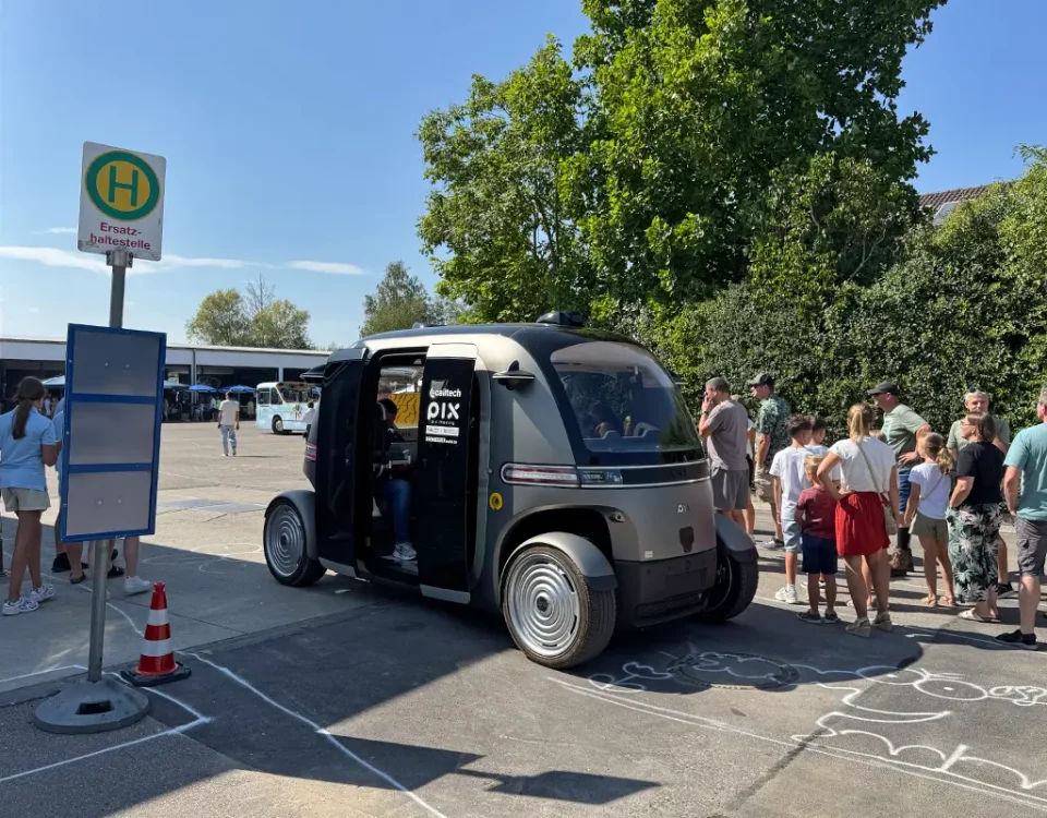 Der autonome Minibus beim Egenberger Sommerfest PIX Moving Vehicle-Demo at Egenberger-Summer Party