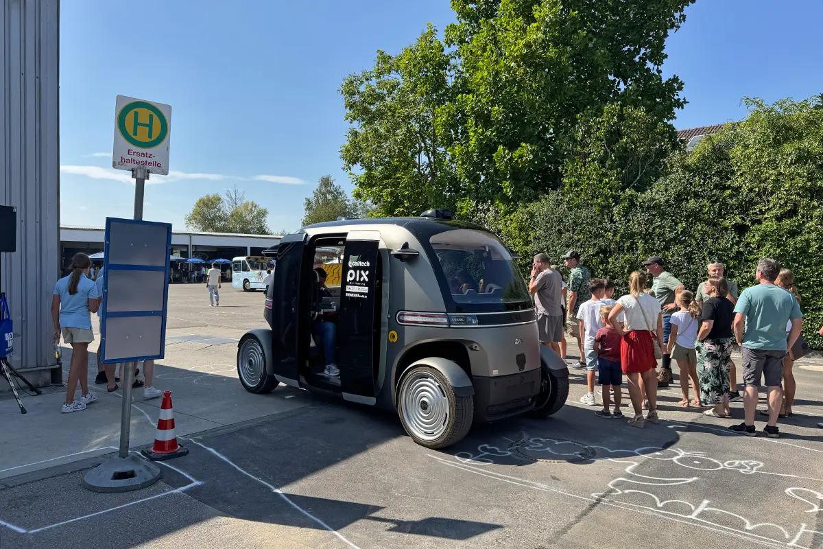 Der autonome Minibus beim Egenberger Sommerfest PIX Moving Vehicle-Demo at Egenberger-Summer Party